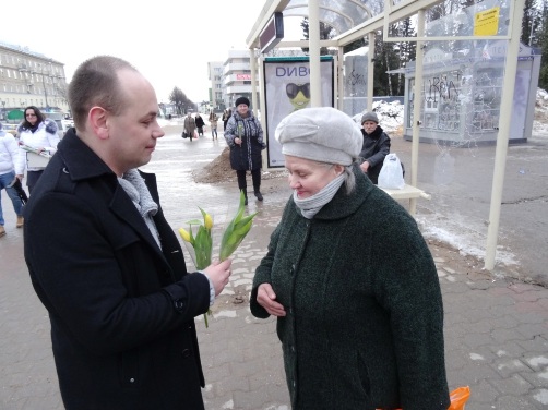 Коммунисты Сергиева Посада подарили женщинам цветы
