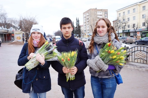 Коммунисты Сергиева Посада подарили женщинам цветы