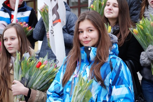Коммунисты Сергиева Посада подарили женщинам цветы