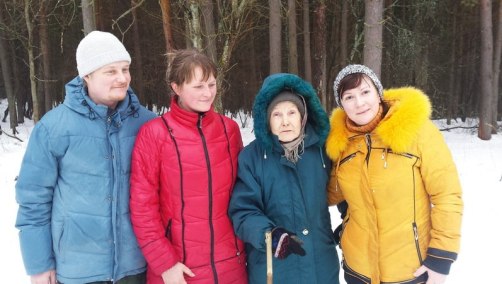 Коммунисты в гостях у лесной бабушки