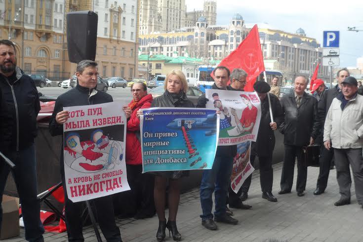 Депутаты-коммунисты Мособлдумы пикетировали посольство США в Москве