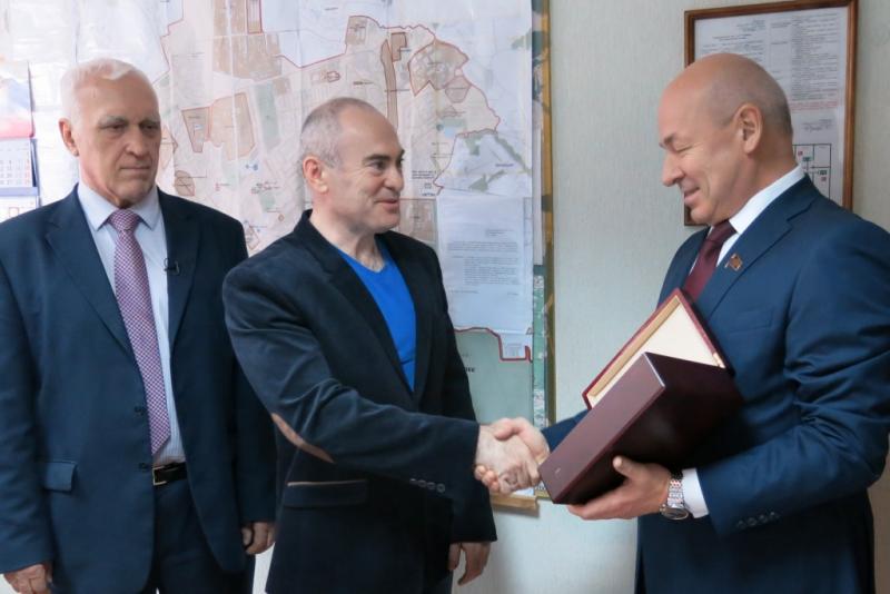 Депутат поздравил спасателей