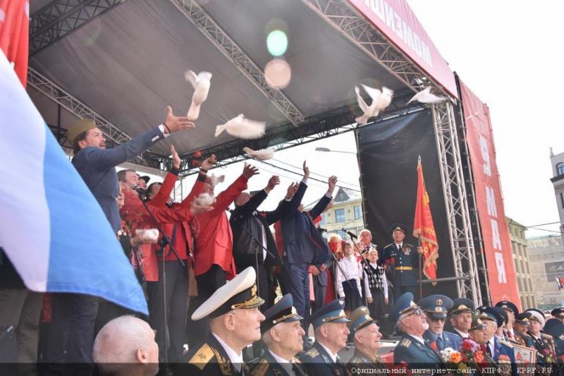 Слава Советскому народу – победителю! Вечная память павшим! Фашизм не пройдет!