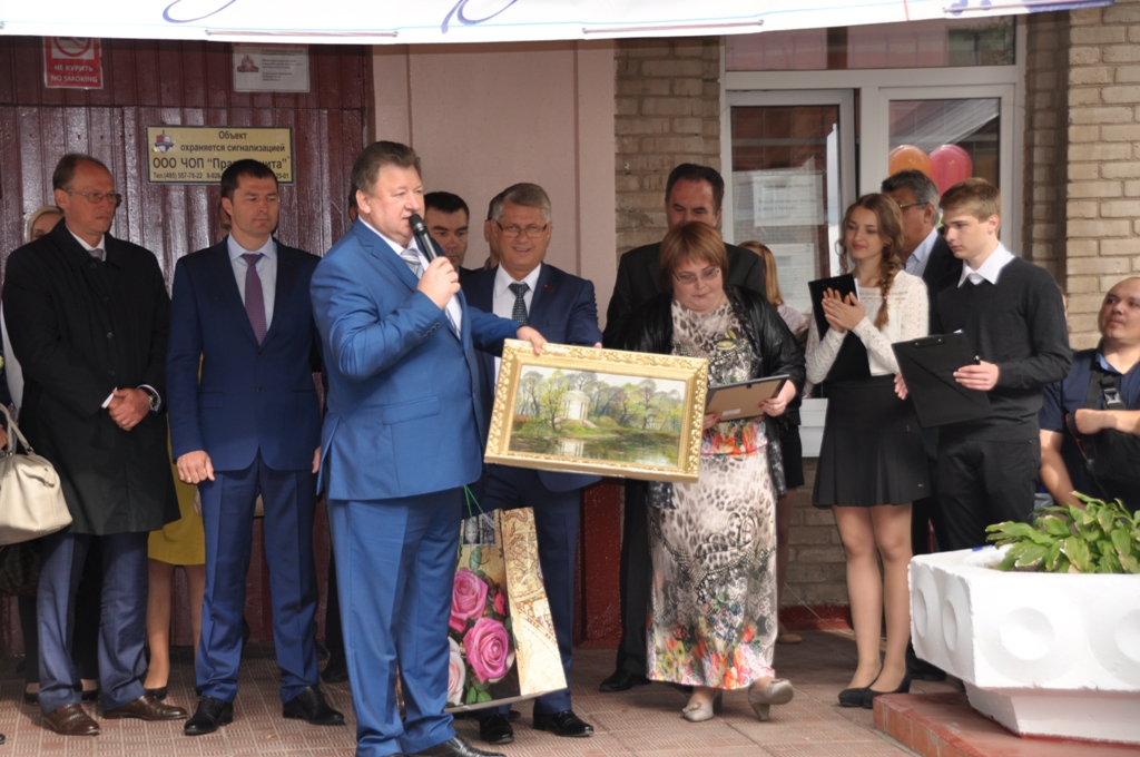 В День знаний коммунисты поздравили школьников с началом учебного года