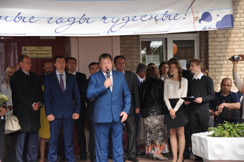 В День знаний коммунисты поздравили школьников с началом учебного года
