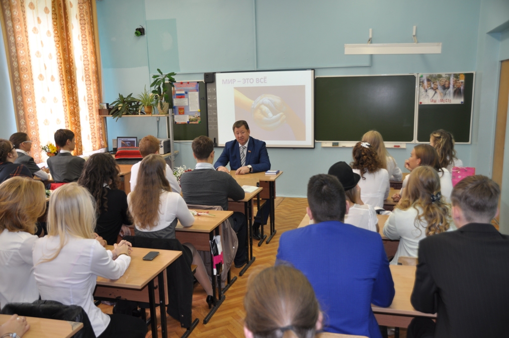 В День знаний коммунисты поздравили школьников с началом учебного года