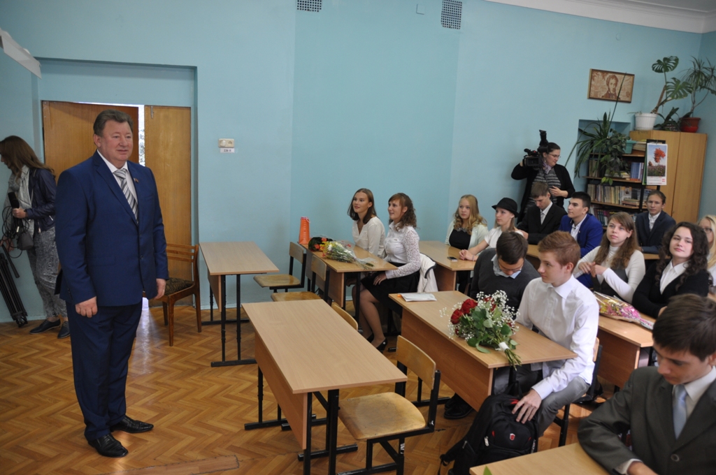 В День знаний коммунисты поздравили школьников с началом учебного года