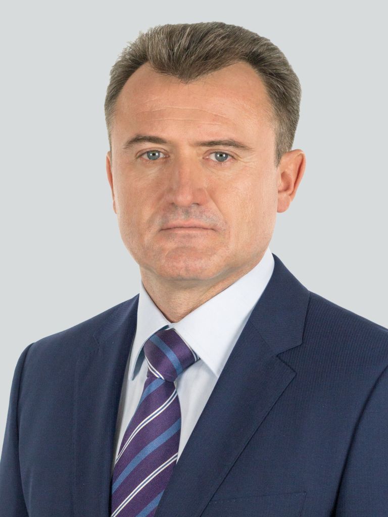 Экономикой и управлением меня заставила заинтересоваться сама жизнь