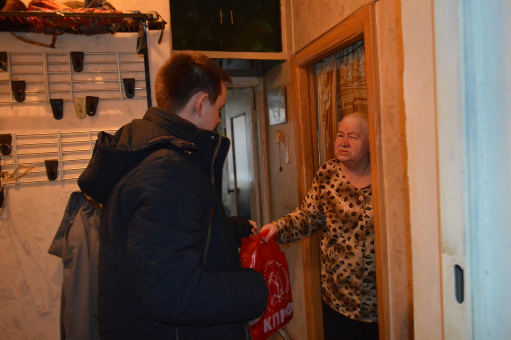 Хотьковские коммунисты поздравляют с наступающим Новым годом
