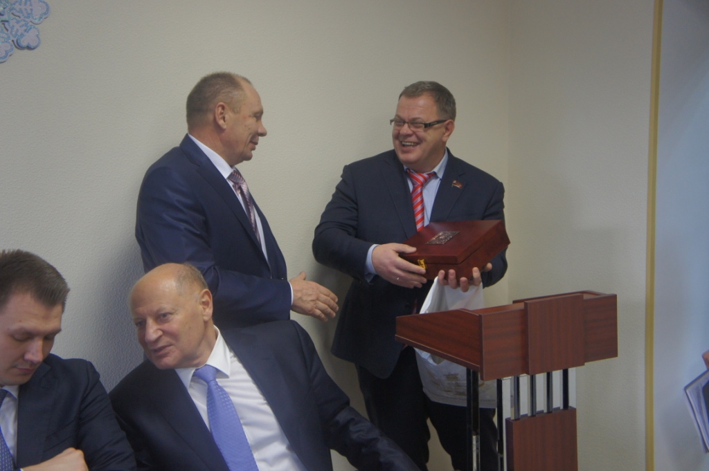Александр Наумов поздравил сотрудников предприятия “Электросеть” с днем энергетика