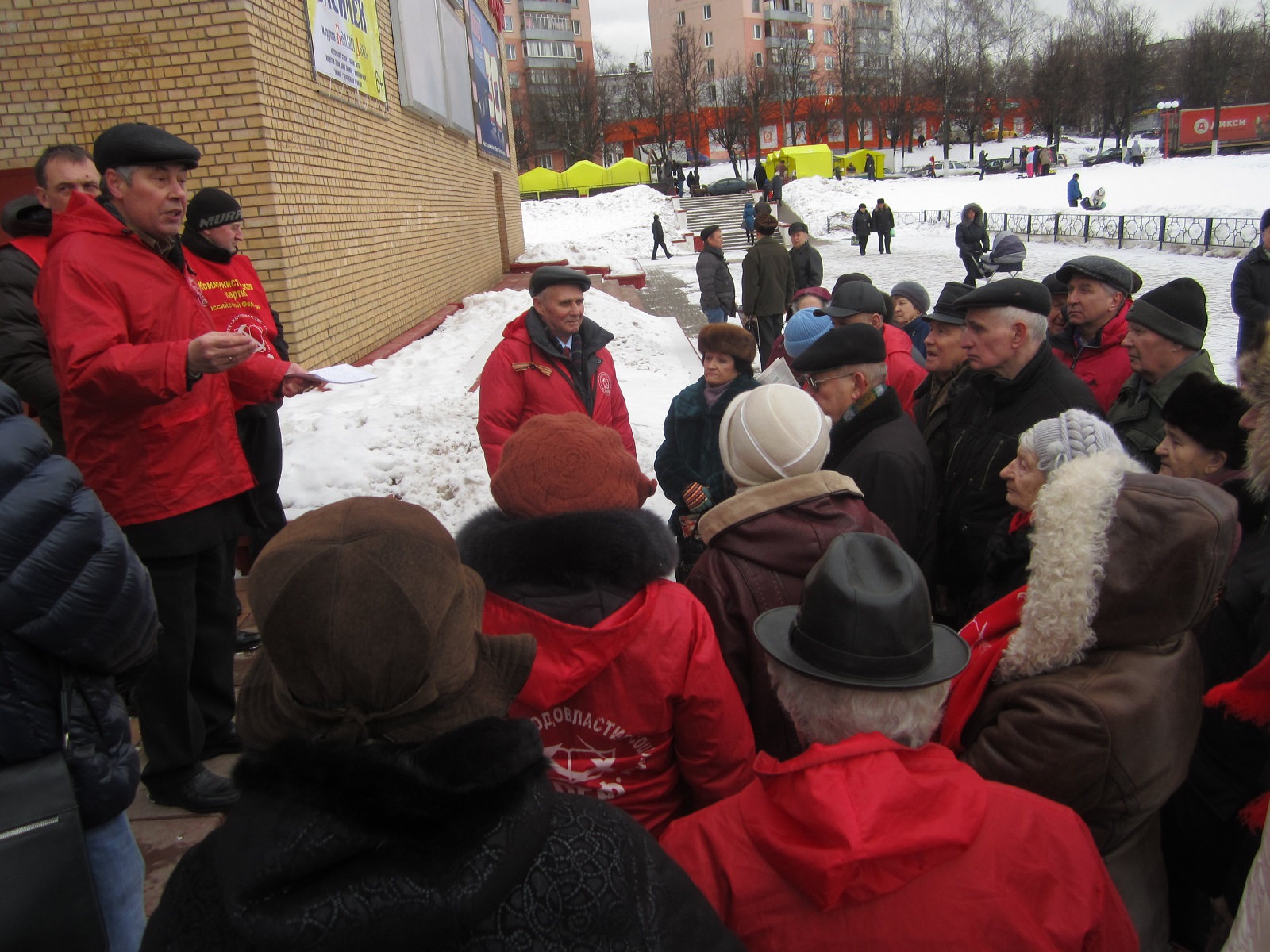 В Ленинском районе прошел митинг под лозунгом: "Мы требуем!"