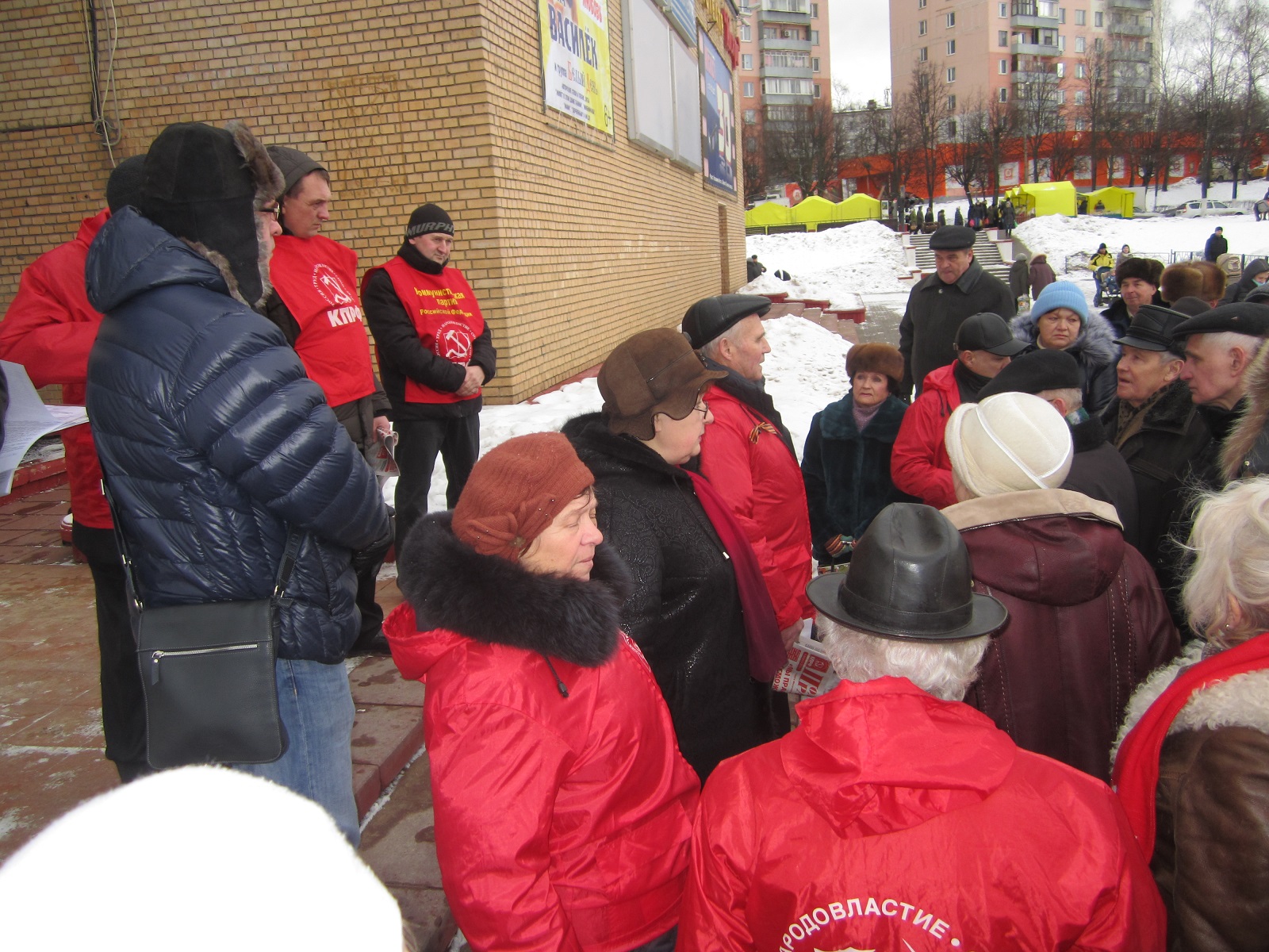 В Ленинском районе прошел митинг под лозунгом: "Мы требуем!"