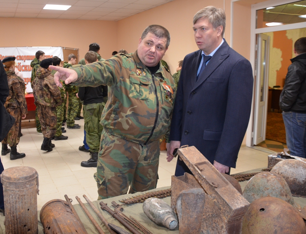 Алексей Русских наградил победителей военно-спортивной игры «Юнармейские старты»