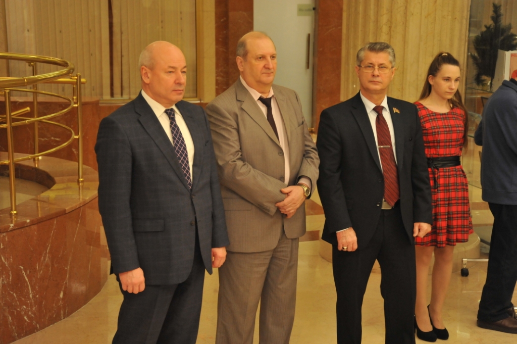 В Мособлдуме открылась выставка «Детство, опаленное войной»
