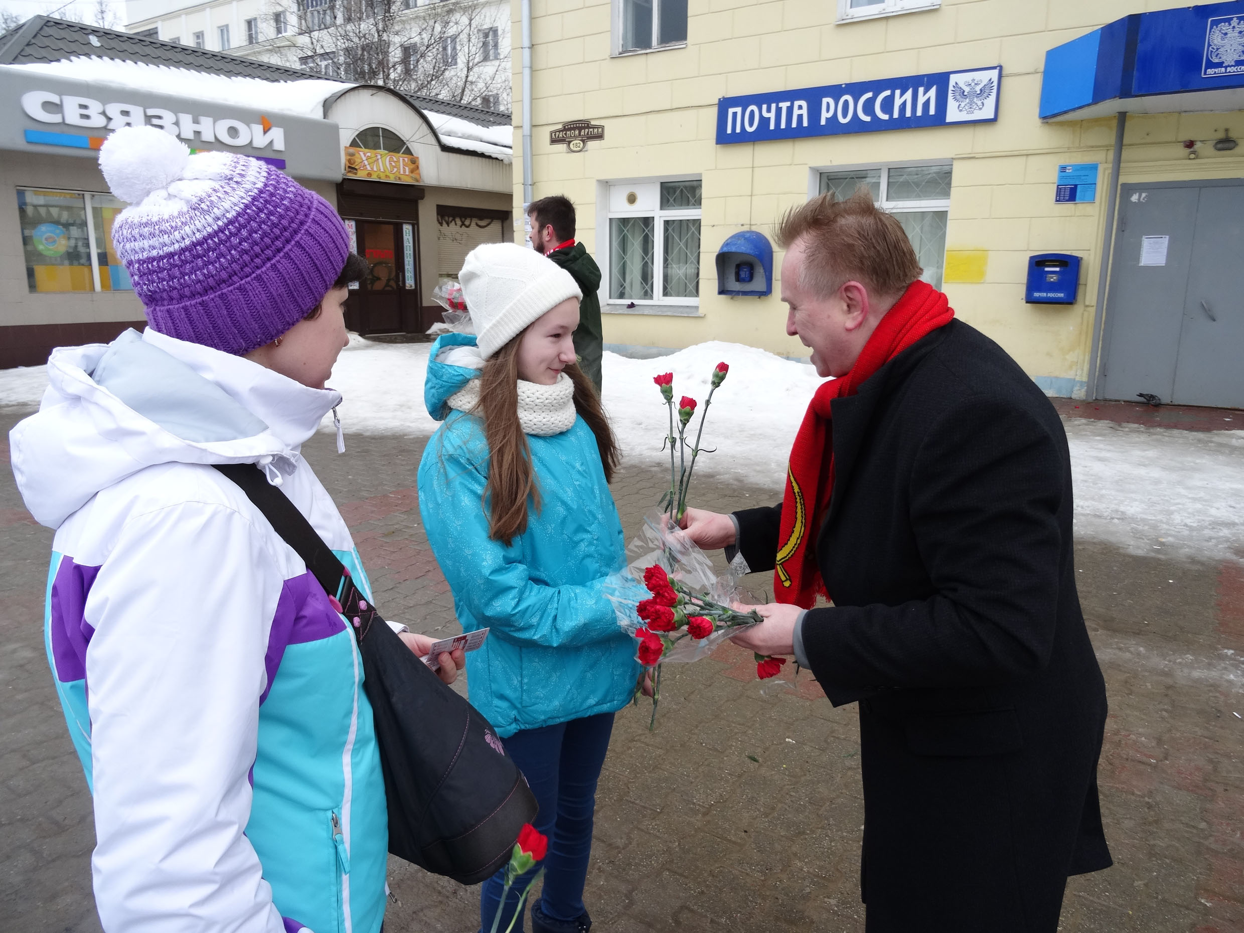 Сергиево-посадские коммунисты и комсомольцы 6 и 7 марта поздравили женщин