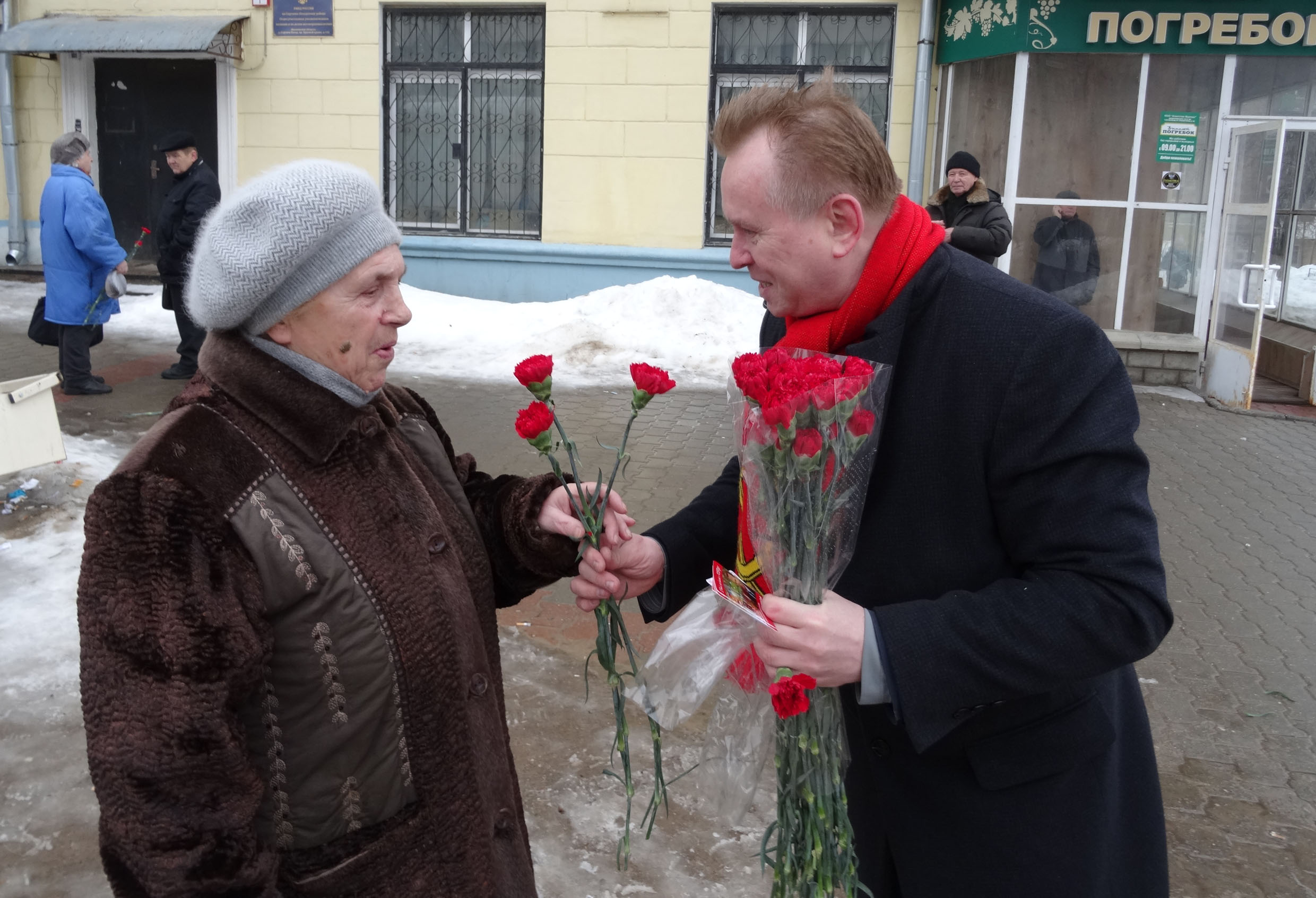 Сергиево-посадские коммунисты и комсомольцы 6 и 7 марта поздравили женщин