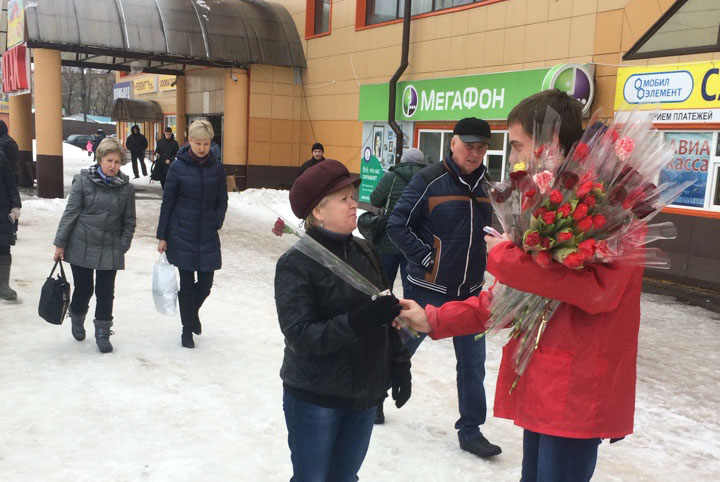 Сергиево-посадские коммунисты и комсомольцы 6 и 7 марта поздравили женщин