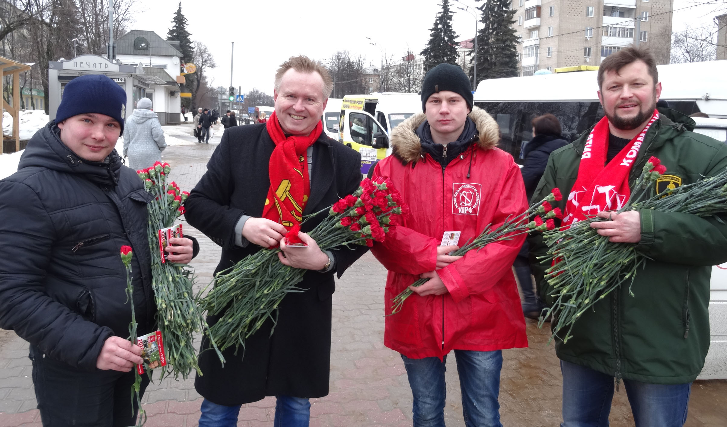 Сергиево-посадские коммунисты и комсомольцы 6 и 7 марта поздравили женщин