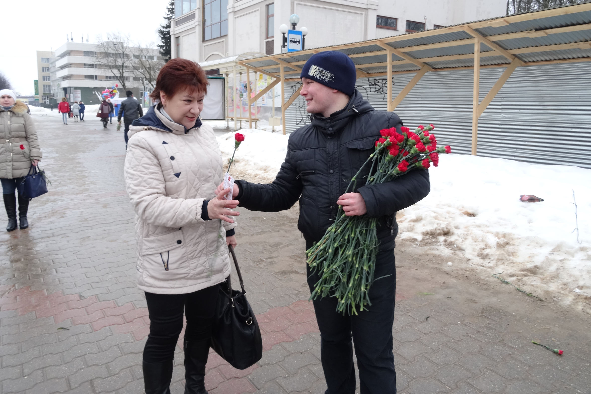 Сергиево-посадские коммунисты и комсомольцы 6 и 7 марта поздравили женщин