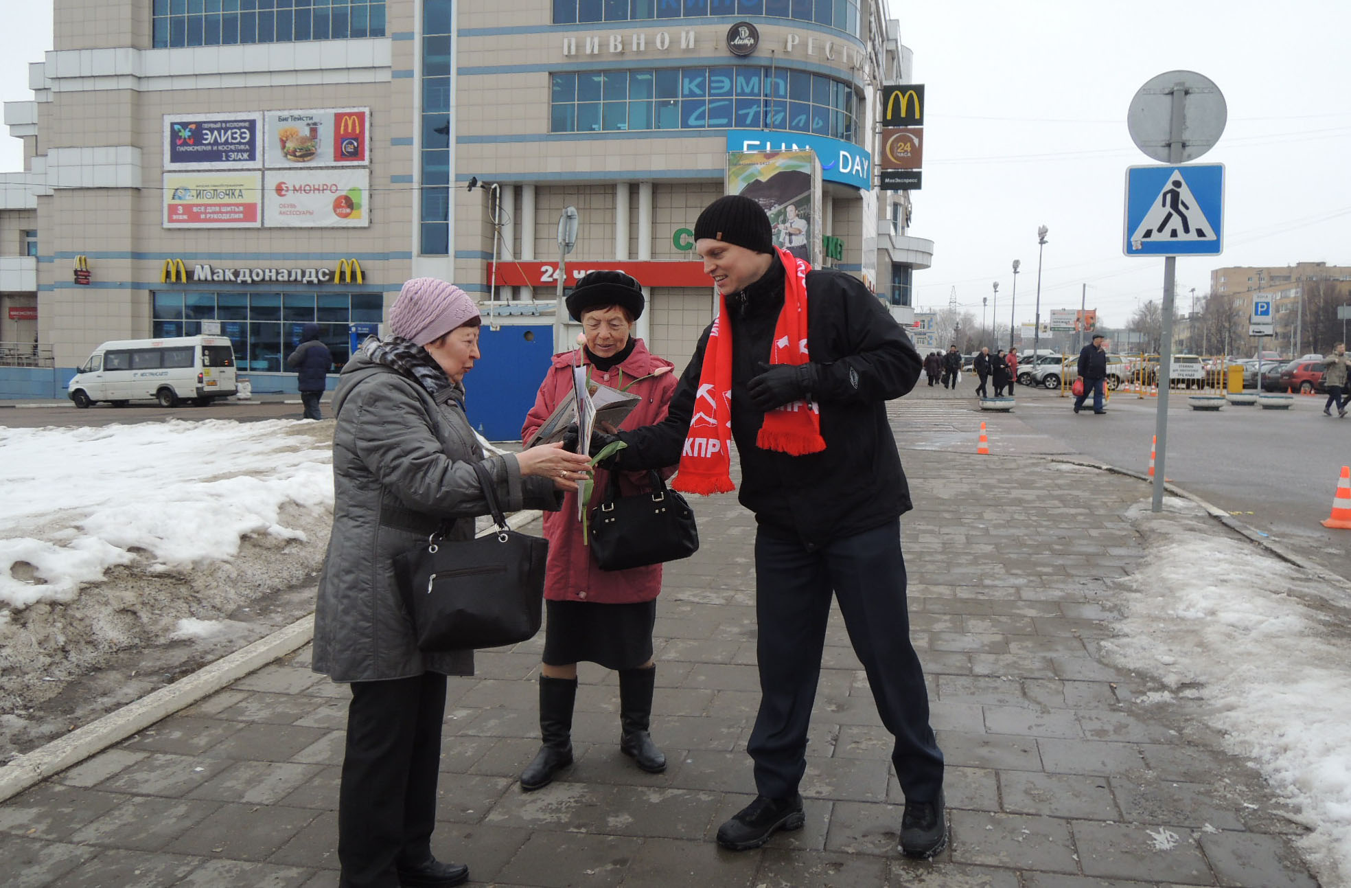 «Дарите женщинам цветы»: в Коломне по инициативе депутата Госдумы Алексея Русских прошла праздничная акция