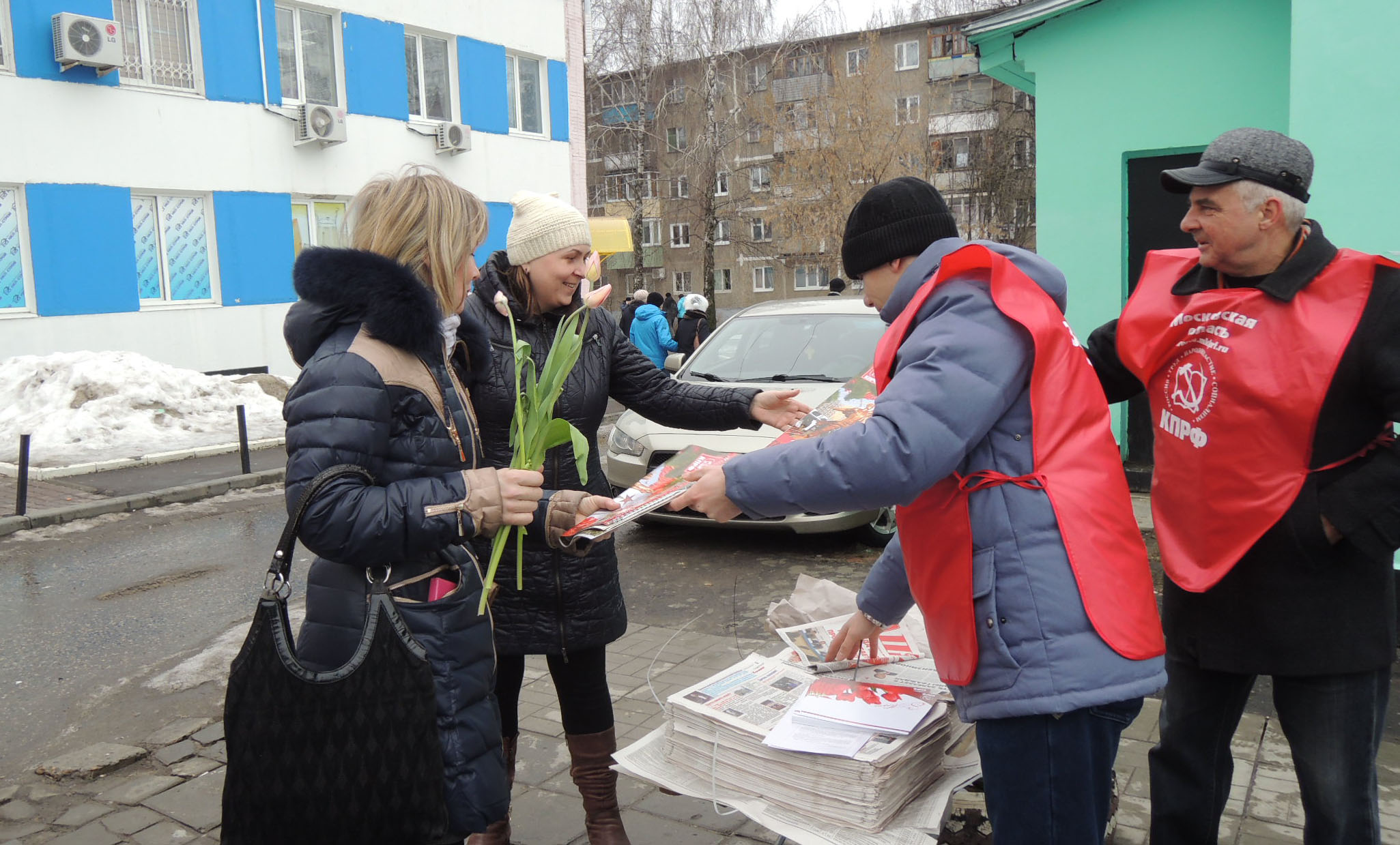 «Дарите женщинам цветы»: в Коломне по инициативе депутата Госдумы Алексея Русских прошла праздничная акция