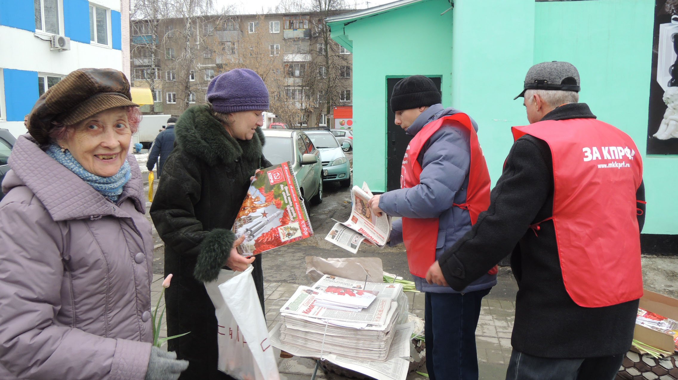 «Дарите женщинам цветы»: в Коломне по инициативе депутата Госдумы Алексея Русских прошла праздничная акция