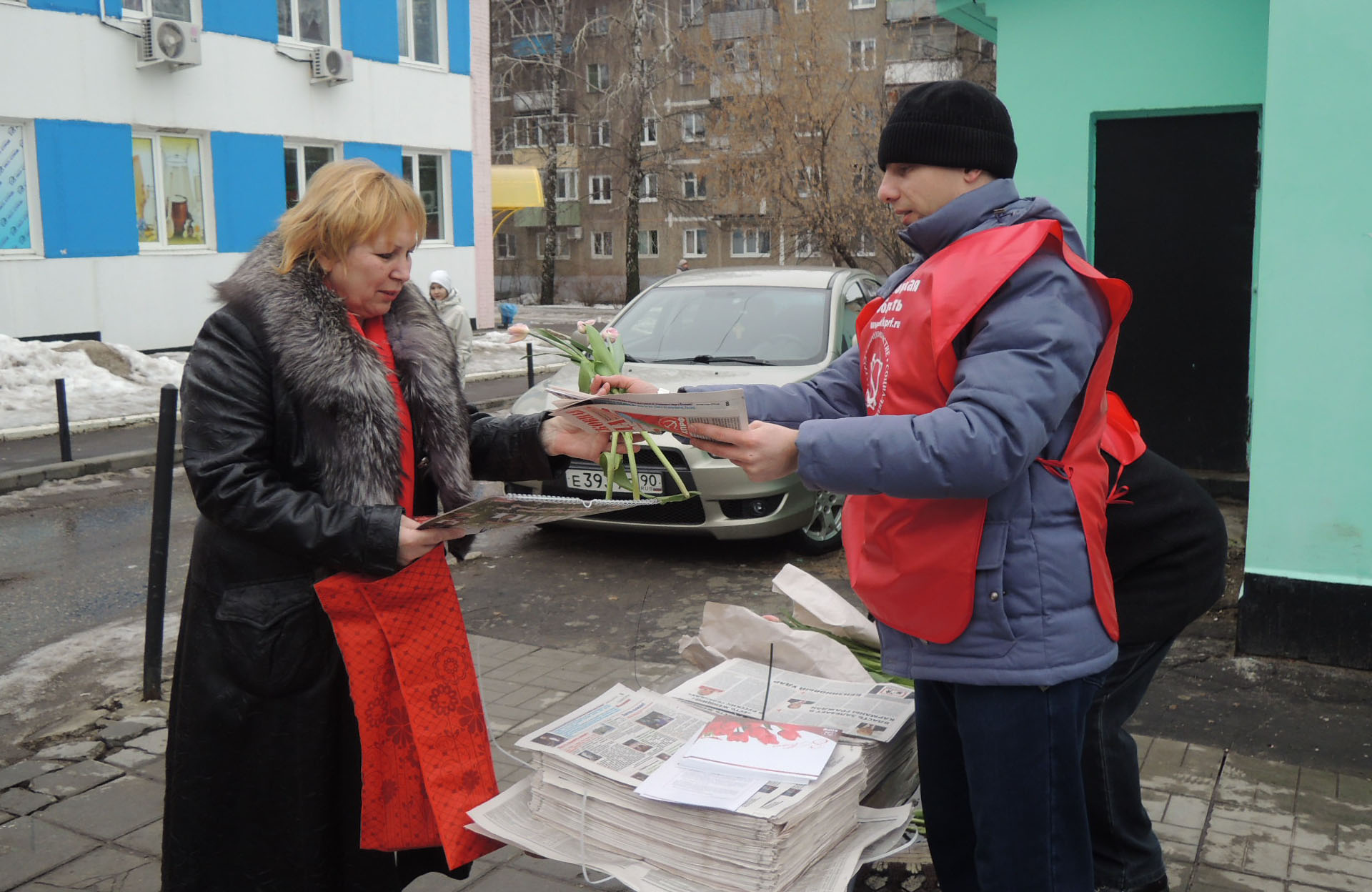 «Дарите женщинам цветы»: в Коломне по инициативе депутата Госдумы Алексея Русских прошла праздничная акция
