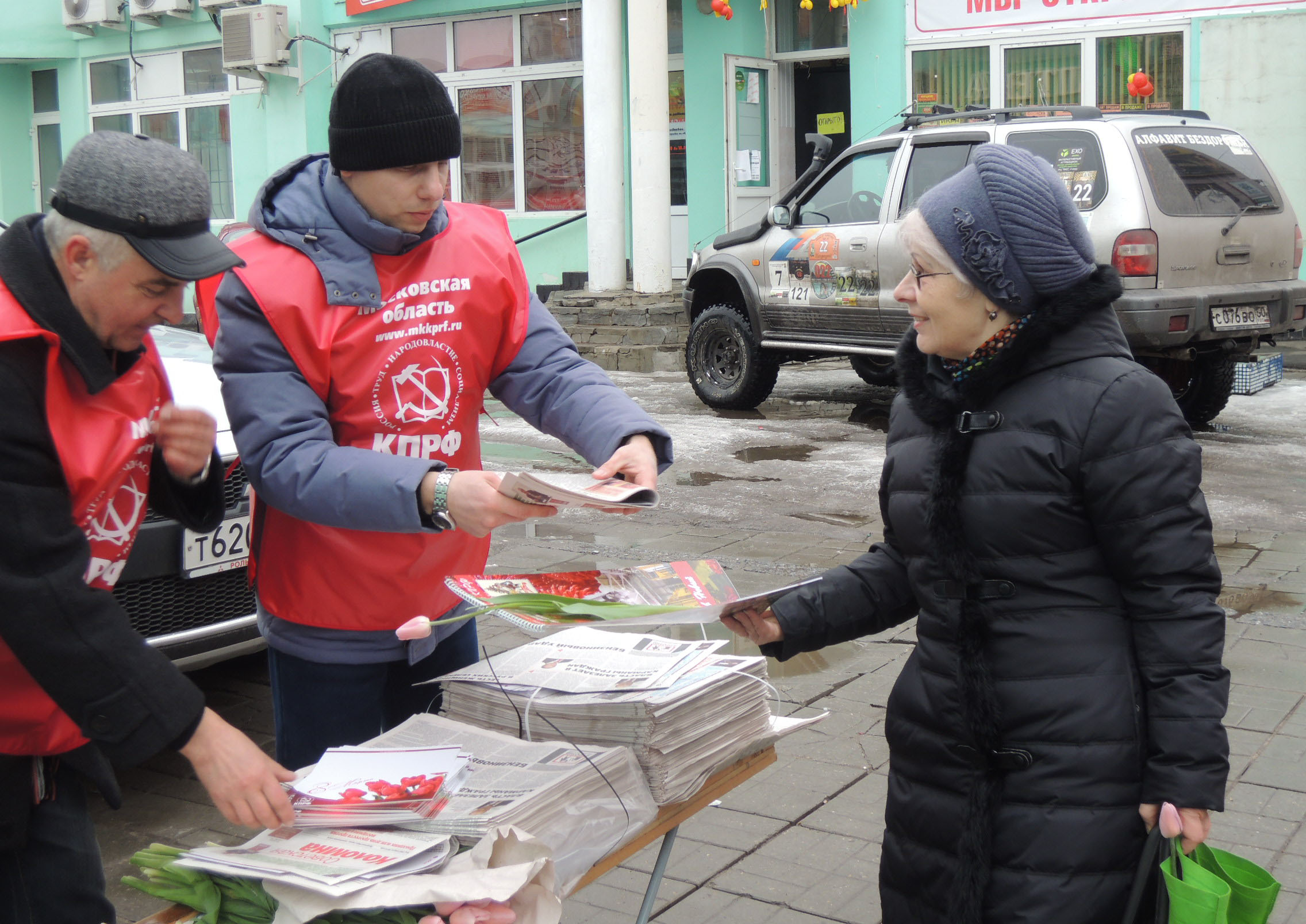 «Дарите женщинам цветы»: в Коломне по инициативе депутата Госдумы Алексея Русских прошла праздничная акция