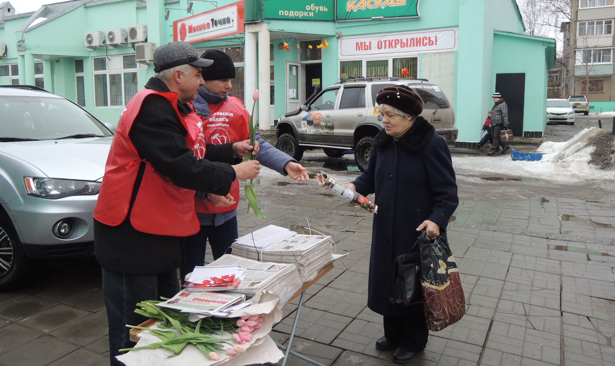 «Дарите женщинам цветы»: в Коломне по инициативе депутата Госдумы Алексея Русских прошла праздничная акция
