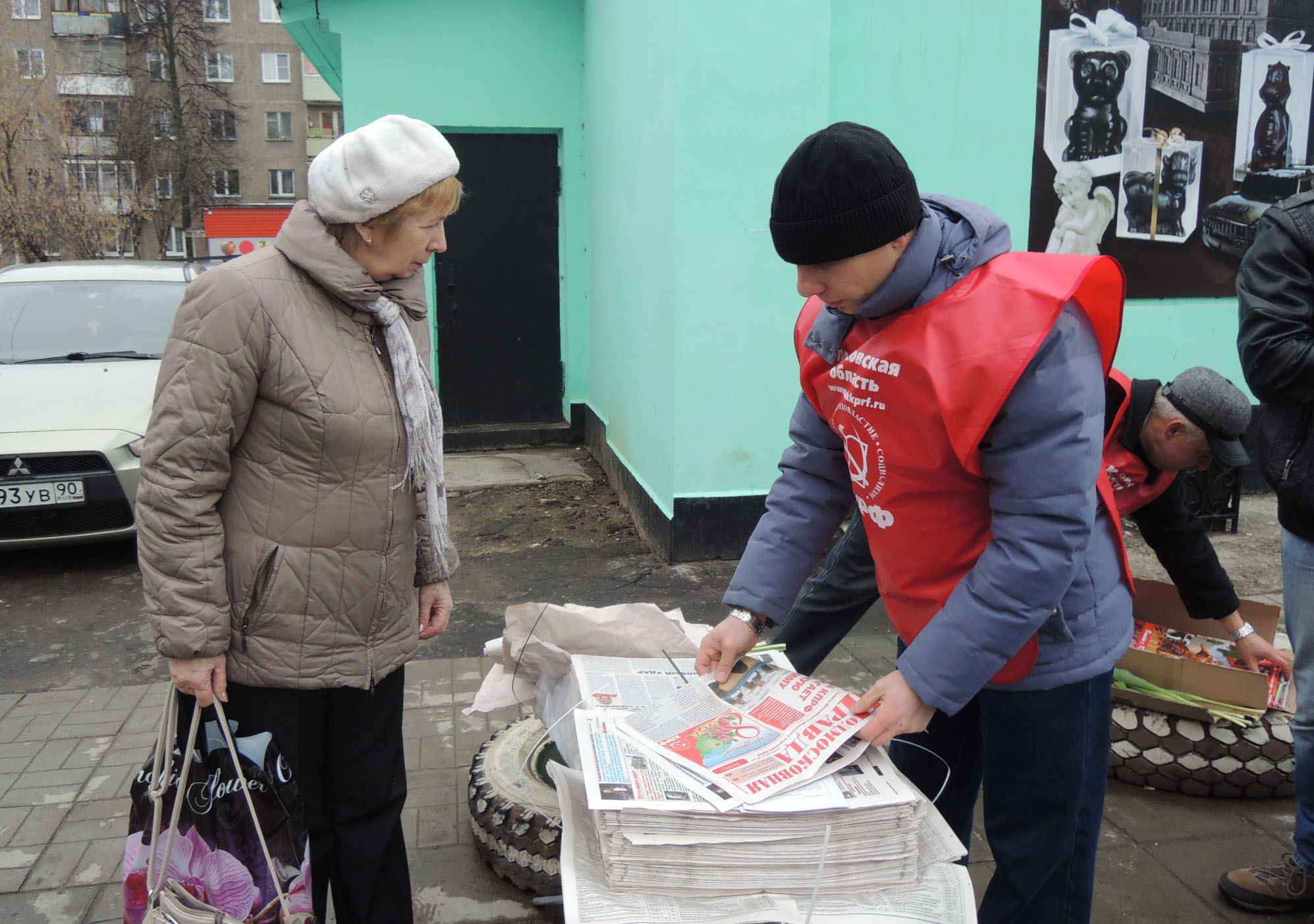 «Дарите женщинам цветы»: в Коломне по инициативе депутата Госдумы Алексея Русских прошла праздничная акция