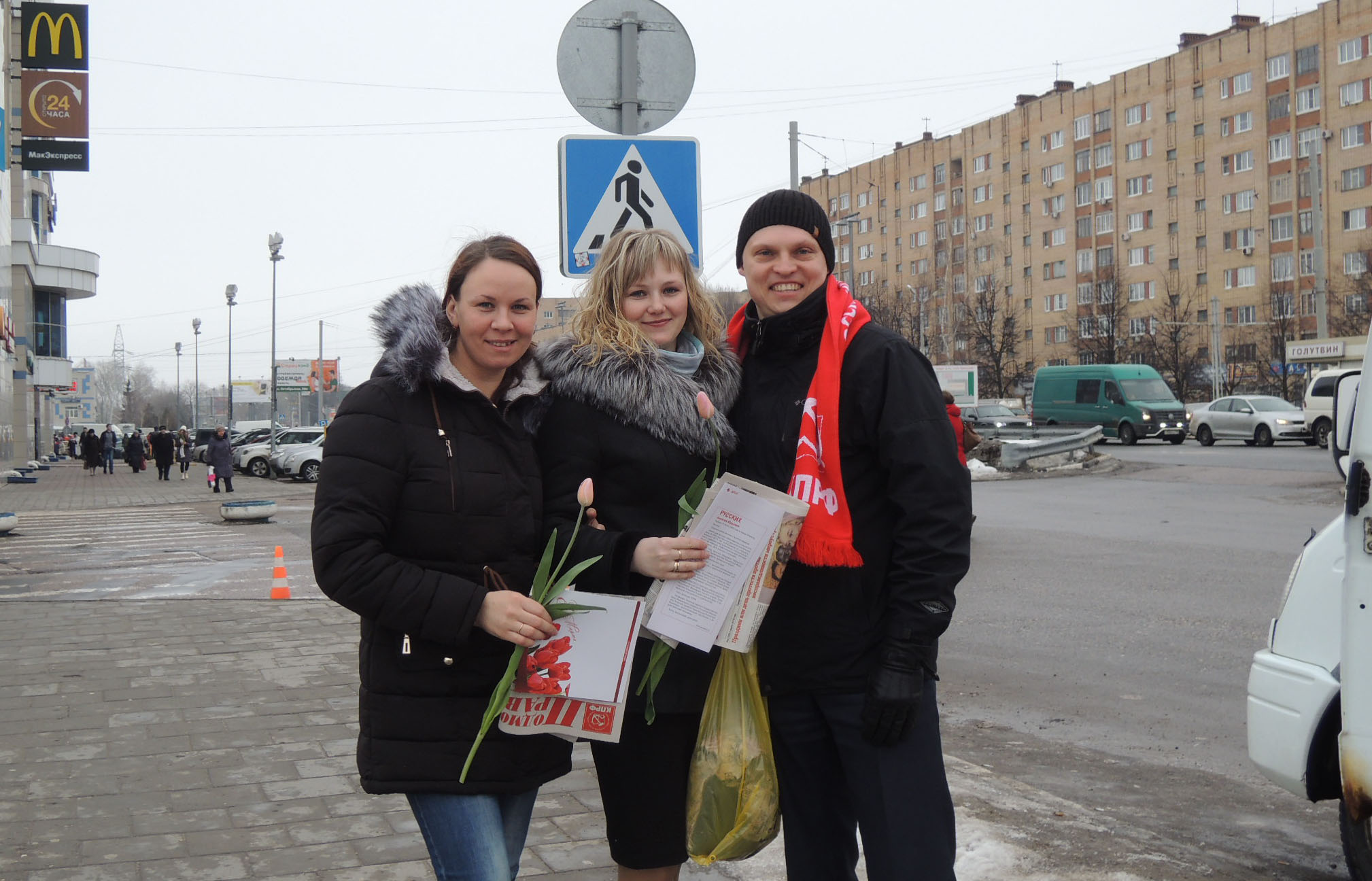 «Дарите женщинам цветы»: в Коломне по инициативе депутата Госдумы Алексея Русских прошла праздничная акция