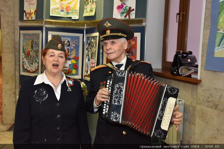 С надеждой в будущее
