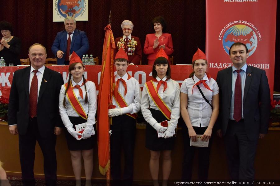 С надеждой в будущее