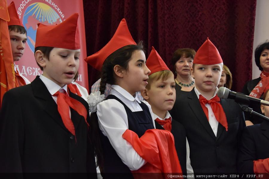 С надеждой в будущее