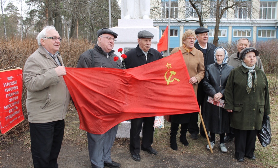 Красноармейские коммунисты возложили цветы к памятнику В.И. Ленина