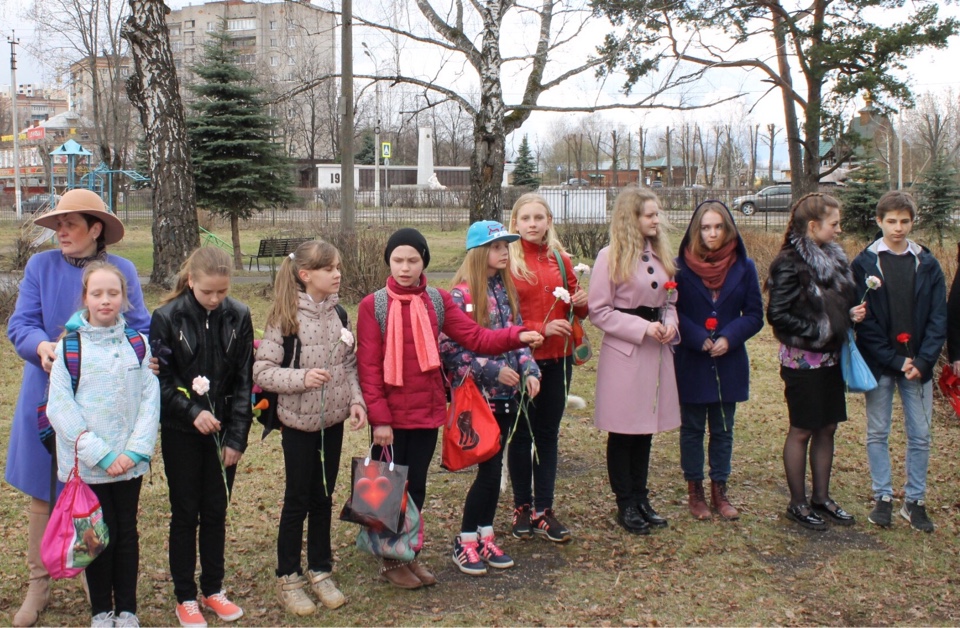 Красноармейские коммунисты возложили цветы к памятнику В.И. Ленина
