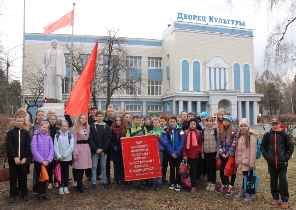 Красноармейские коммунисты возложили цветы к памятнику В.И. Ленина