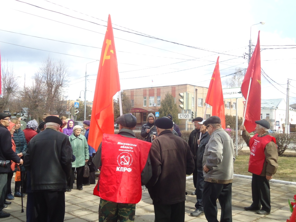 Коммунисты Рузы возложили цветы к памятнику В.И. Ленину