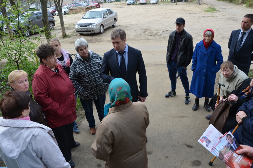 «Заставим власть работать»: депутат Госдумы А.Ю. Русских по жалобам жителей села Ашитково посетил проблемный дом (видео)