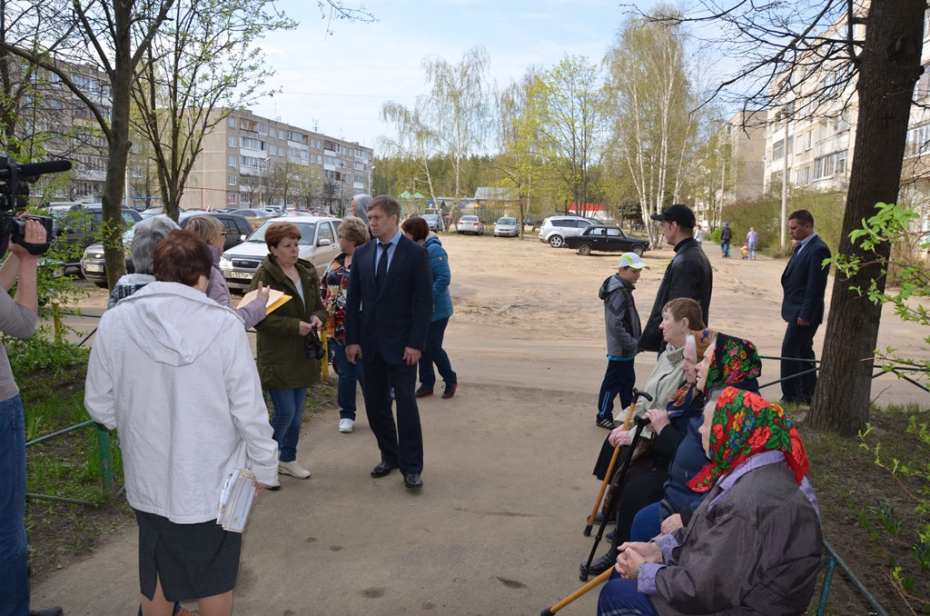 «Заставим власть работать»: депутат Госдумы А.Ю. Русских по жалобам жителей села Ашитково посетил проблемный дом (видео)