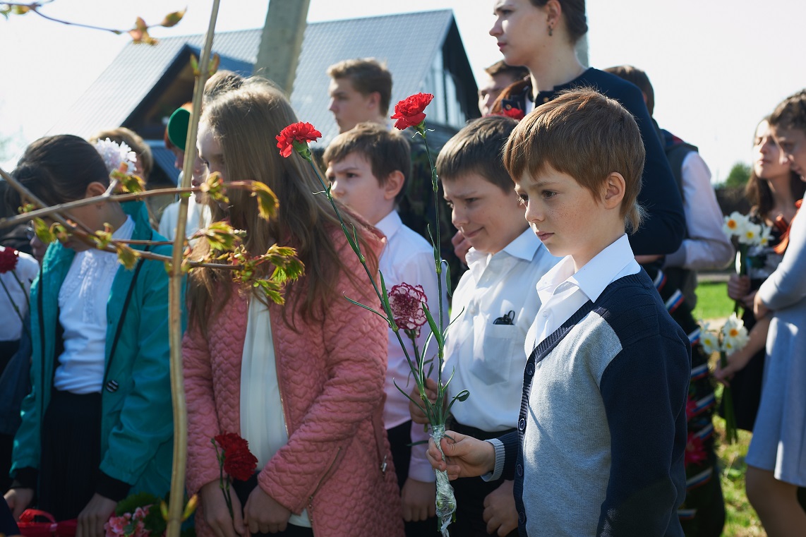 Памяти павших будем достойны