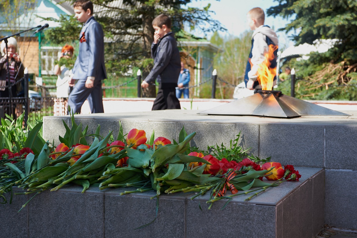 Памяти павших будем достойны