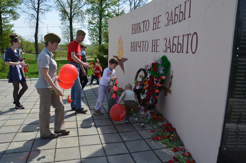 «Дорогами победителей»: в Зарайском районе коммунисты День победы встретили автопробегом