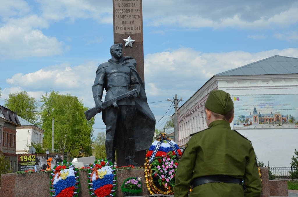 «Дорогами победителей»: в Зарайском районе коммунисты День победы встретили автопробегом