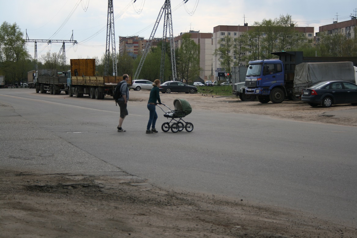 По ту сторону дороги. Стой, а то убъет!