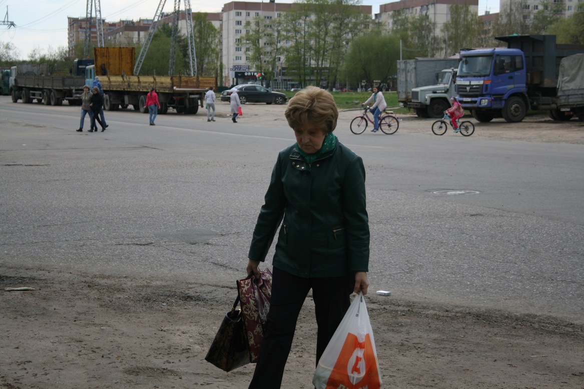 По ту сторону дороги. Стой, а то убъет!
