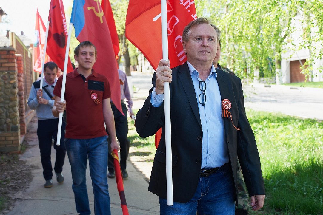 Сергиев Посад. Коммунисты отметили День Победы торжественным шествием и возложением цветов