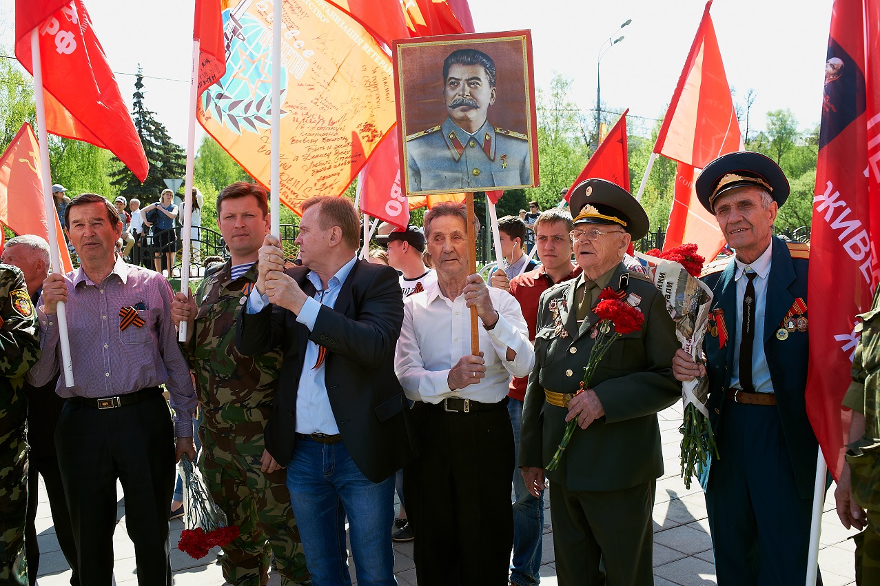 Сергиев Посад. Коммунисты отметили День Победы торжественным шествием и возложением цветов