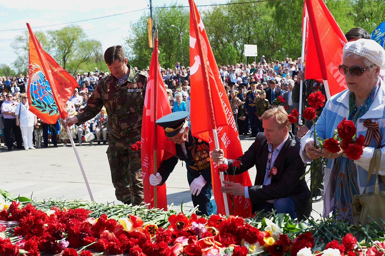 Сергиев Посад. Коммунисты отметили День Победы торжественным шествием и возложением цветов