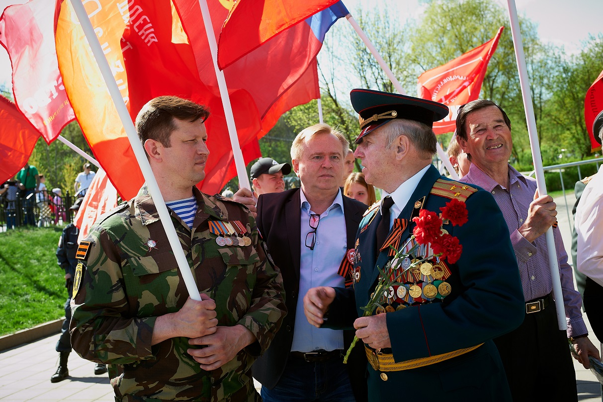 Сергиев Посад. Коммунисты отметили День Победы торжественным шествием и возложением цветов